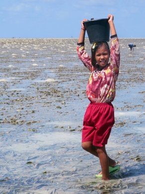 Sama Dilaut Girl Collecting Shellfish, Sampela, Indonesia
